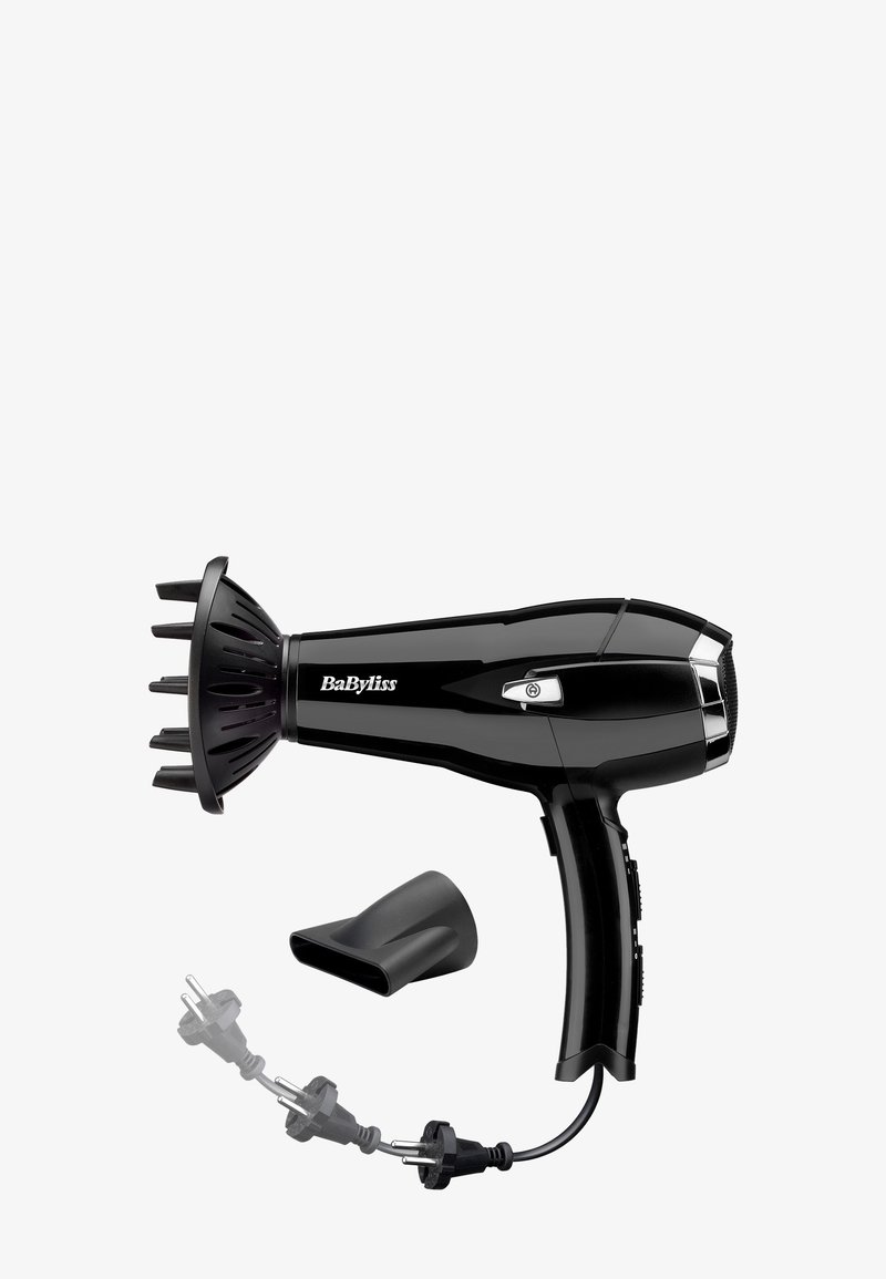 Zwarte haardroger met een glanzende afwerking, een brede mondstukbevestiging en een diffuser. Voorzien van een gegoten grip en een voedingskabel met stekker.