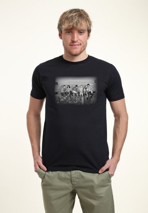 FRIENDS LUNCH ATOP A SKYSCRAPER - Print T-shirt - navy blue