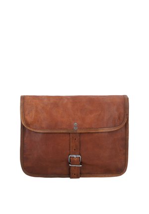 Sac messager en cuir marron avec rabat et fermeture à boucle argentée, montrant une texture lisse et des coutures solides sur fond blanc.