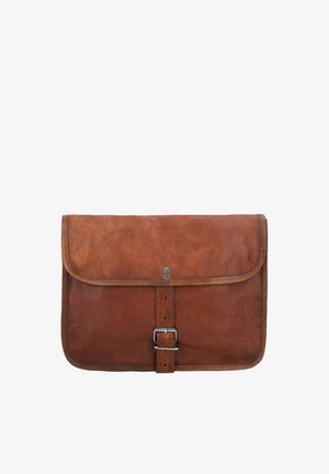 Bruine leren messengerbag met klep en zilveren gesp, met een gladde textuur en stevige stiksels tegen een witte achtergrond.