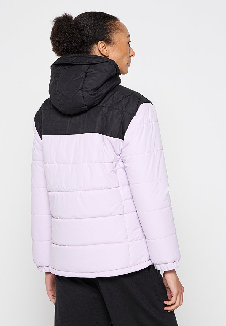 Giacca imbottita con cappuccio nero e zona spalle, con una parte inferiore di colore viola chiaro. Texture liscia, dettagli di trapuntatura orizzontale.