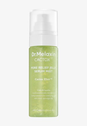 Botella verde translúcida de Dr. Melaxin Cactox Pore Relief Jelly Serum Mist con tapa de bomba blanca y texto blanco sobre un fondo liso.