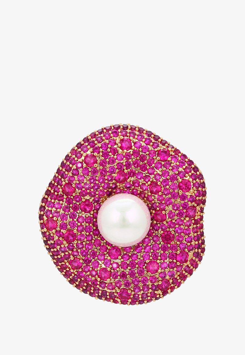 Spilla rotonda con gemme rosa vivaci raggruppate e una grande perla bianca al centro, montata su una base d'oro.