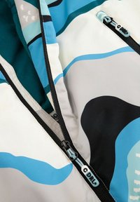 Kurtka wiatrówka z wielokolorowym abstrakcyjnym wzorem w odcieniach niebieskiego i czarnego, zamkami błyskawicznymi z suwakami oraz gładką fakturą.