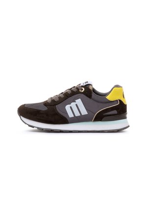 Scarpa sportiva da uomo nera, grigia e gialla con logo "m" bianco, chiusura frontale con lacci e suola bianca con battistrada nero.
