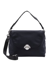 Czarna torebka nylonowa z zaokrągloną klapą, srebrnym okrągłym zapięciem, regulowanym paskiem i gładką fakturą. Kompaktowy i funkcjonalny design.