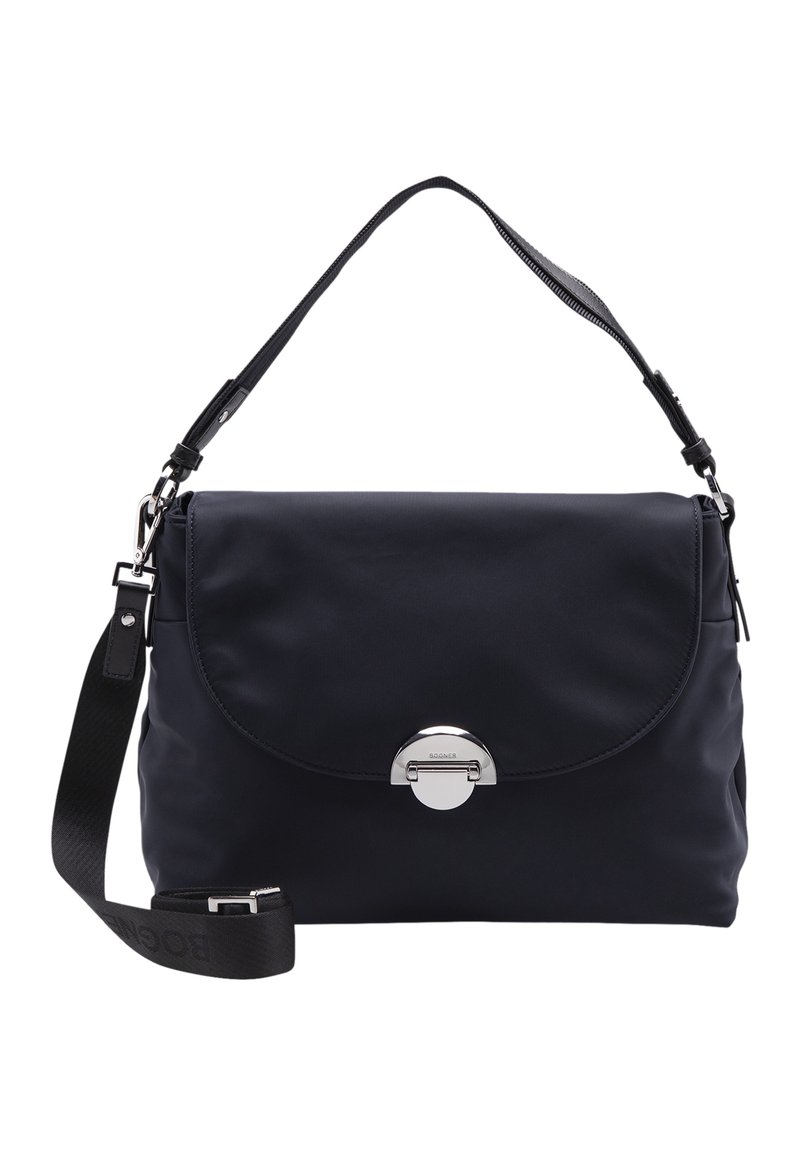 Czarna torebka nylonowa z zaokrągloną klapą, srebrnym okrągłym zapięciem, regulowanym paskiem i gładką fakturą. Kompaktowy i funkcjonalny design.