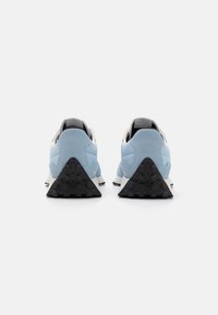 Plave sneakers od antilop i mrežastog materijala s crnim gumeni potplatima, s trokutastim dizajnom pete i kontrastnim bijelim detaljima.