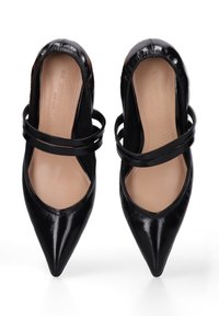 Ballerines noires en cuir avec un bout pointu et une finition brillante, dotées de deux brides croisées à la cheville pour un détail de design supplémentaire.