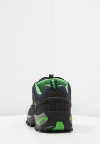 Czarno-zielone sneakersy z teksturowaną siateczkową cholewką, wyściełanym kołnierzem i kontrastującą podeszwą. Posiadają uchwyt do zakupu i wzmocniony zapiętek dla dodatkowego wsparcia.