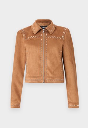 Braune Kunstwildlederjacke mit Nietenakzenten, kragenlosem Hals, Reißverschluss vorne und langen Ärmeln. Verziert mit dekorativen Nieten entlang der Nähte.