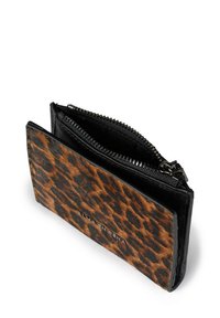 Portafoglio a fantasia leopardata con chiusura a zip in pelle nera, tessuto texture, e logo argentato embosso sul davanti. Forma compatta e rettangolare.