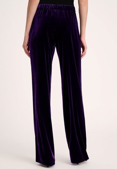 Paarse fluwelen wijde broek met een elastische tailleband, met een gladde textuur en een rechte pasvorm, geschikt voor verschillende gelegenheden.