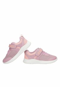 Une paire de chaussures de sport pour enfants en rose et pêche, avec un tissu en mesh, une sangle velcro et des semelles blanches texturées sur un fond blanc.