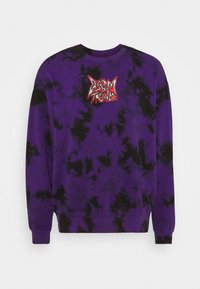 Felpa con maniche lunghe in tie-dye viola e nero, con un logo astratto ricamato rosso e bianco sul petto.