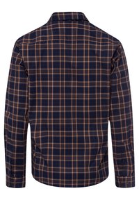 Chemise à manches longues bleu marine avec motif à carreaux orange et beige, col ouvert et poignets boutonnés, vue de dos.