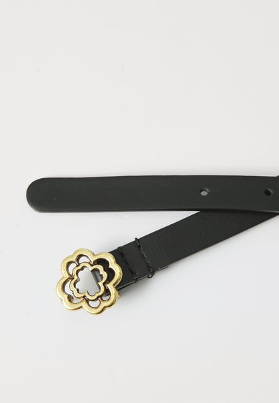 Cinturón de cuero negro con una hebilla decorativa dorada que presenta un diseño floral. La hebilla tiene detalles recortados y un acabado suave.