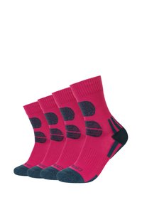 Quattro paia di calzini sportivi rosa acceso con tallone, punta e design circolare superiore in grigio scuro, disposti diagonalmente su uno sfondo bianco.