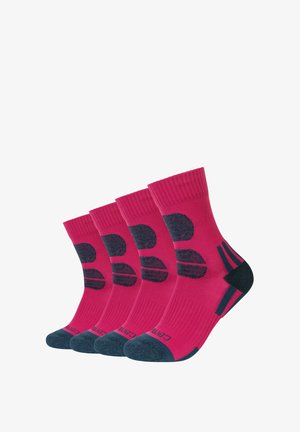 Fire par lyserøde sportsstrømper med mørkegrå hæl, tå og cirkulært mønster på toppen, sat op diagonalt mod en hvid baggrund.