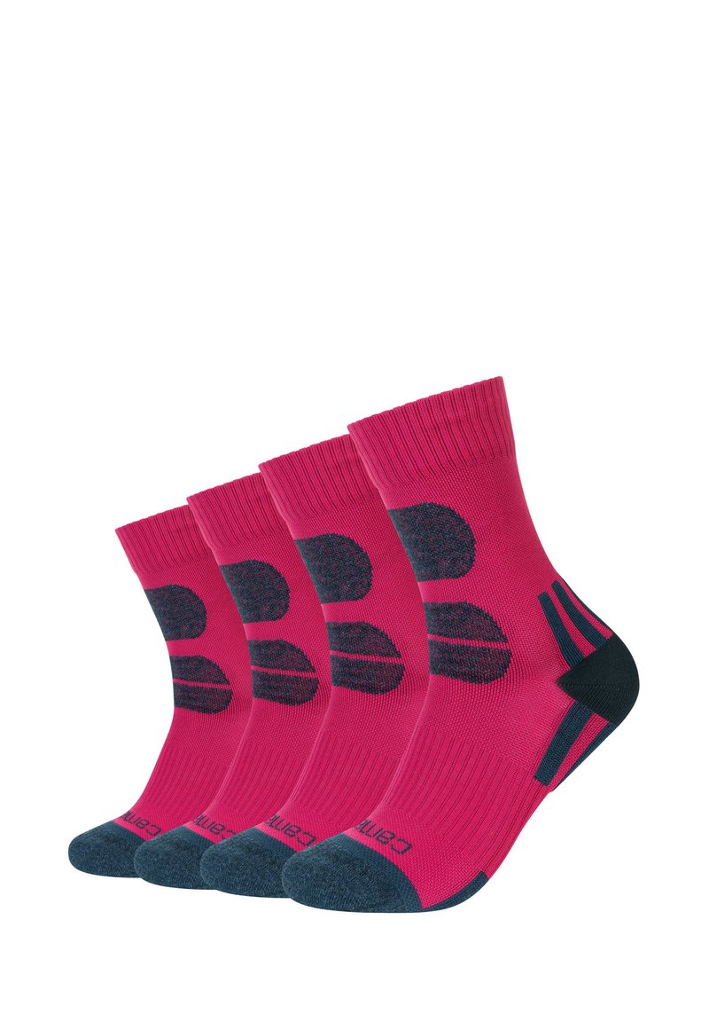 Quattro paia di calzini sportivi rosa acceso con tallone, punta e design circolare superiore in grigio scuro, disposti diagonalmente su uno sfondo bianco.