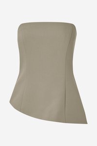 Beige trägerloses Oberteil mit strukturiertem Design, das ein eng anliegendes Oberteil und einen asymmetrischen Saum aufweist, der sanft ausläuft. Glatte Stofftextur.