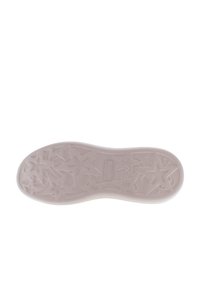 Semelle de chaussure avec des motifs en forme d’étoile et une petite étiquette de marque rectangulaire au centre sur fond blanc.