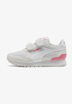 Baskets Puma blanches et roses avec deux bandes Velcro, dessus en mesh et daim, semelle en caoutchouc, vues de profil sur fond blanc.