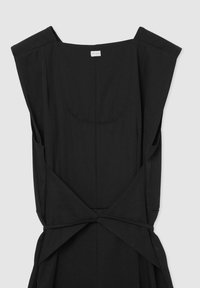 Vestito nero con spalline larghe, scollatura tonda e una texture intrecciata. Presenta tasche laterali e un dettaglio in vita con laccio.