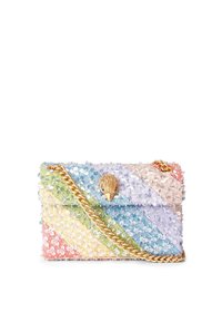 Borsa colorata con design trapuntato, paillettes pastello e chiusura a forma di conchiglia. Tracolla a catena dorata e motivi diagonali colorati.