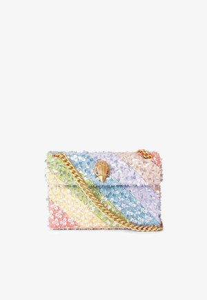Borsa colorata con design trapuntato, paillettes pastello e chiusura a forma di conchiglia. Tracolla a catena dorata e motivi diagonali colorati.