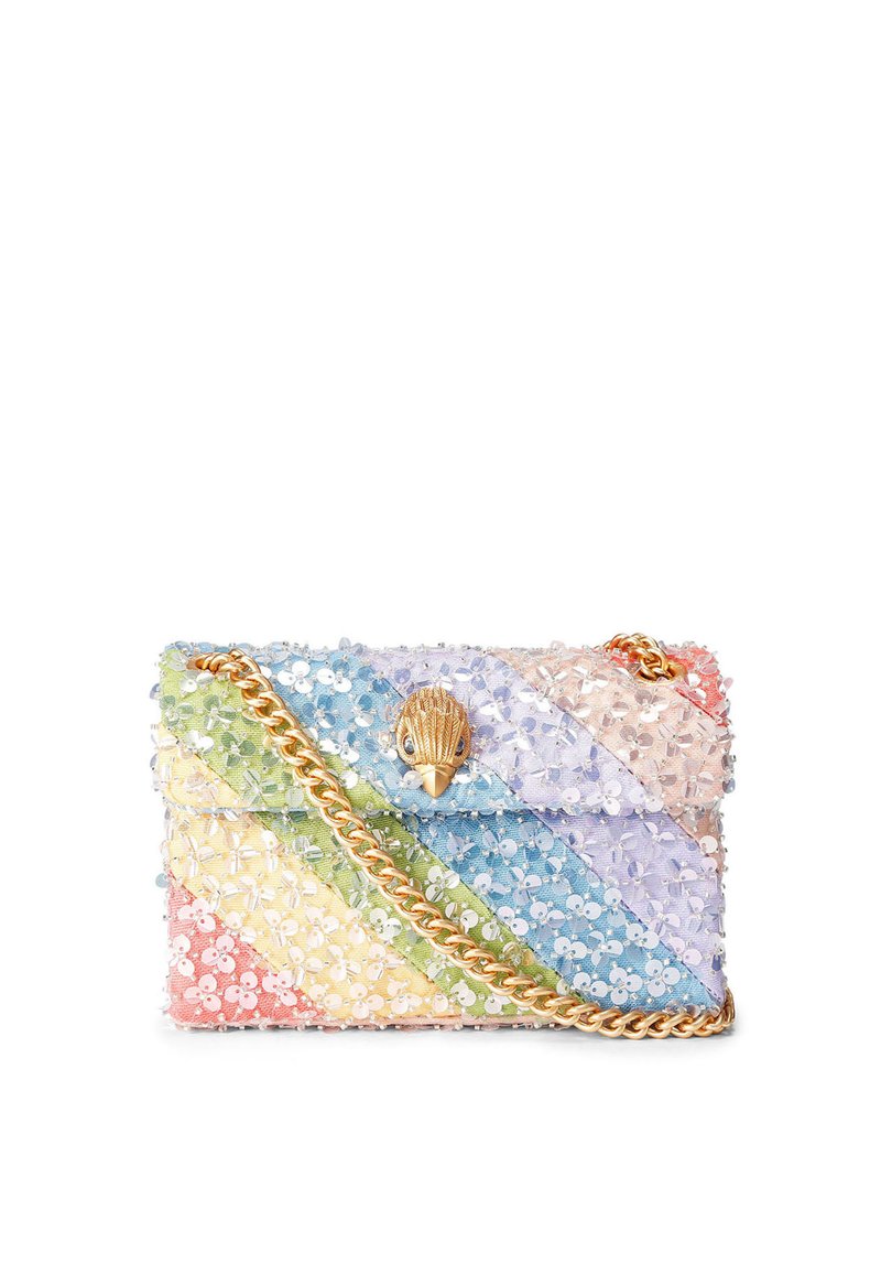 Borsa colorata con design trapuntato, paillettes pastello e chiusura a forma di conchiglia. Tracolla a catena dorata e motivi diagonali colorati.