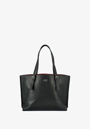 Czarna torebka typu tote z teksturowanej skóry, z podwójnymi uchwytami, burgundowym wykończeniem wewnętrznym i srebrnym logo z przodu.