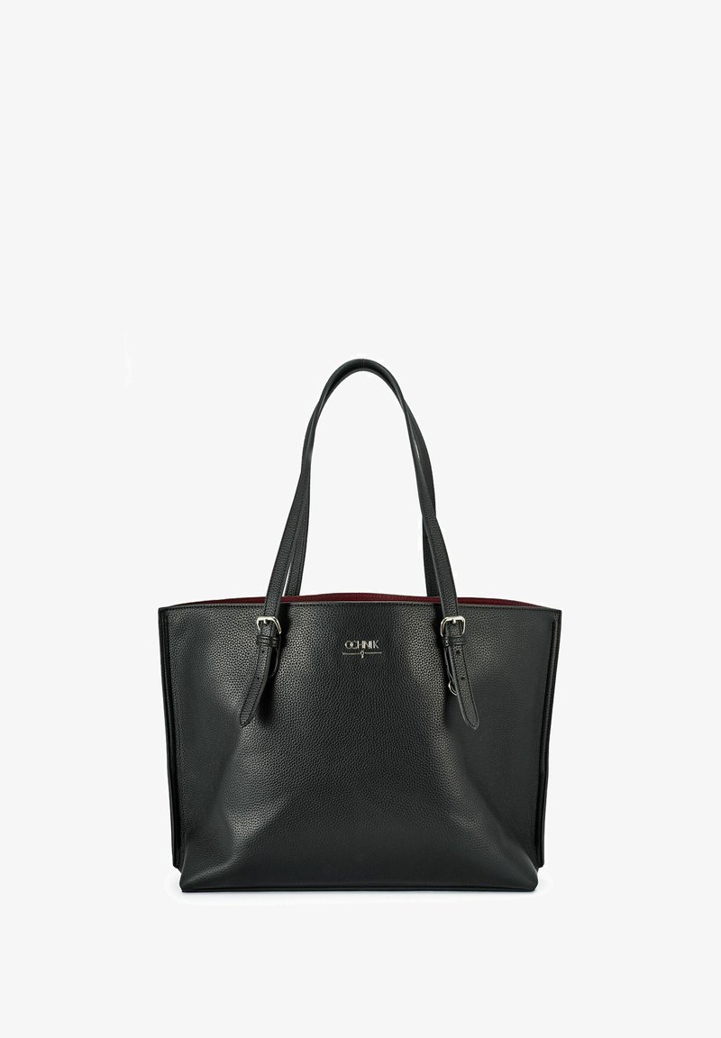Czarna torebka typu tote z teksturowanej skóry, z podwójnymi uchwytami, burgundowym wykończeniem wewnętrznym i srebrnym logo z przodu.