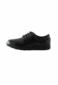 Chaussure en cuir noir avec un embout arrondi, texture lisse et six œillets. Elle dispose d'une semelle rembourrée avec un design segmenté pour plus de flexibilité.