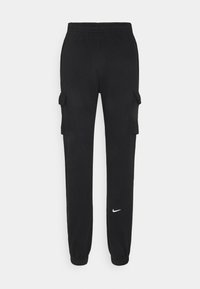 Černé tepláky z měkkého materiálu, s elastickým pasem, dvěma bočními kapsami a malým bílým logem Nike na levé noze.