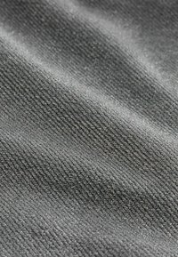 Tissu gris texturé avec un léger éclat, arborant un motif en côtes diagonal, créant une apparence visuelle à la fois douce et durable.