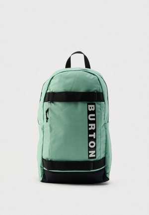Mochila verde menta con detalles en negro. Cuenta con un logo frontal, correas ajustables y una asa superior. Textura suave, forma rectangular.