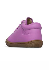 Scarpa per toddler in pelle viola con suola in gomma testurizzata, forma arrotondata, design con lacci e logo impresso sul lato.