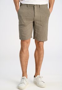 Beige gestreepte shorts met twee voorzakken, een knoopsluiting en riemlussen. Draag met witte sneakers, wat een casual uitstraling geeft.