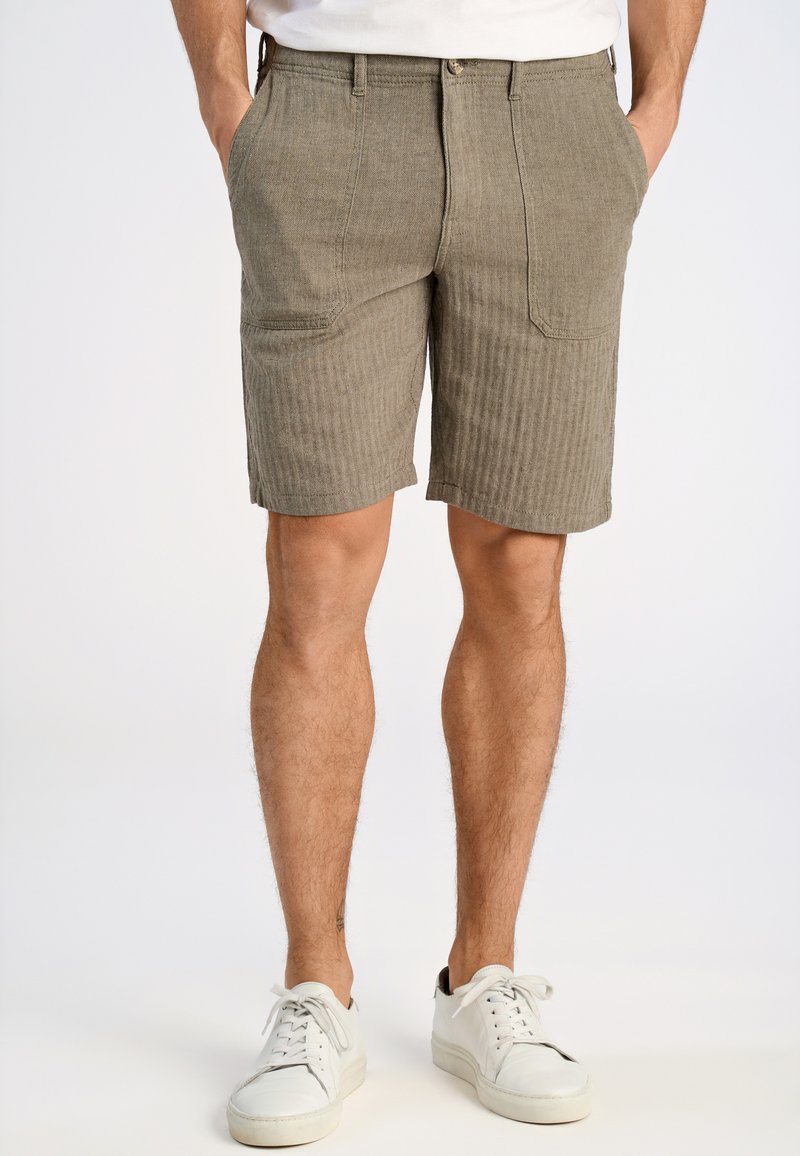 Beige gestreepte shorts met twee voorzakken, een knoopsluiting en riemlussen. Draag met witte sneakers, wat een casual uitstraling geeft.
