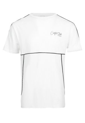 Biela bavlnená tričko s krátkymi rukávmi, klasickým kulatým výstrihom, čiernym lemovaním a malou potlačou na hrudi.