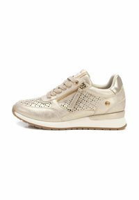 Zapatilla metálica dorada con parte superior perforada, cierre de cordones, cremallera lateral y una media suela blanca. Acentos texturizados y cuello acolchado.