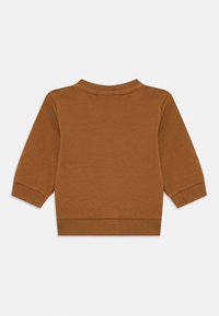 Maglione marrone a maniche lunghe con colletto girocollo, con polsini e orlo a coste, mostrato da dietro su uno sfondo bianco.