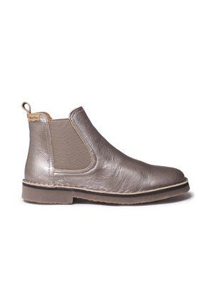 Metallisch zilveren Chelsea-boot met elastische zijkanten, gestructureerd leren bovenwerk en een platte rubberen zool, voorzien van een treklipje voor gemakkelijk aan- en uittrekken.