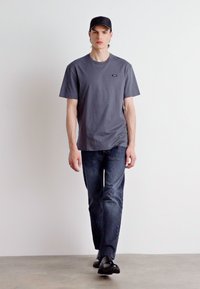Calvin Klein COMFORT FIT - Jednoduché tričko - iron gate