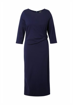 Laivastonsininen polvipituinen mekko, jossa kolme neljäsosaa hihoista, pyöreä kaula-aukko ja vyötäröllä kiertotieyksityiskohta, valmistettu pehmeästä kankaasta.