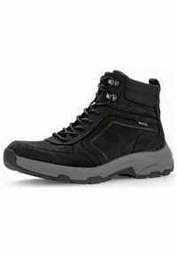 Scarpe da escursionismo nere alte in suede e materiali sintetici, con superficie testurizzata, lacci robusti e una suola in gomma per una buona aderenza.