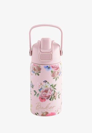 Rosa Wasserflasche mit floralem Muster, Klappdeckel und Tragegriff, mit dem Text "Baker by Ted Baker" nahe dem Boden gebrandet.