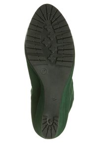 Bota de ante verde con una suela de goma negra. La suela presenta un patrón texturizado para mayor agarre y durabilidad. Talla marcada como 37.