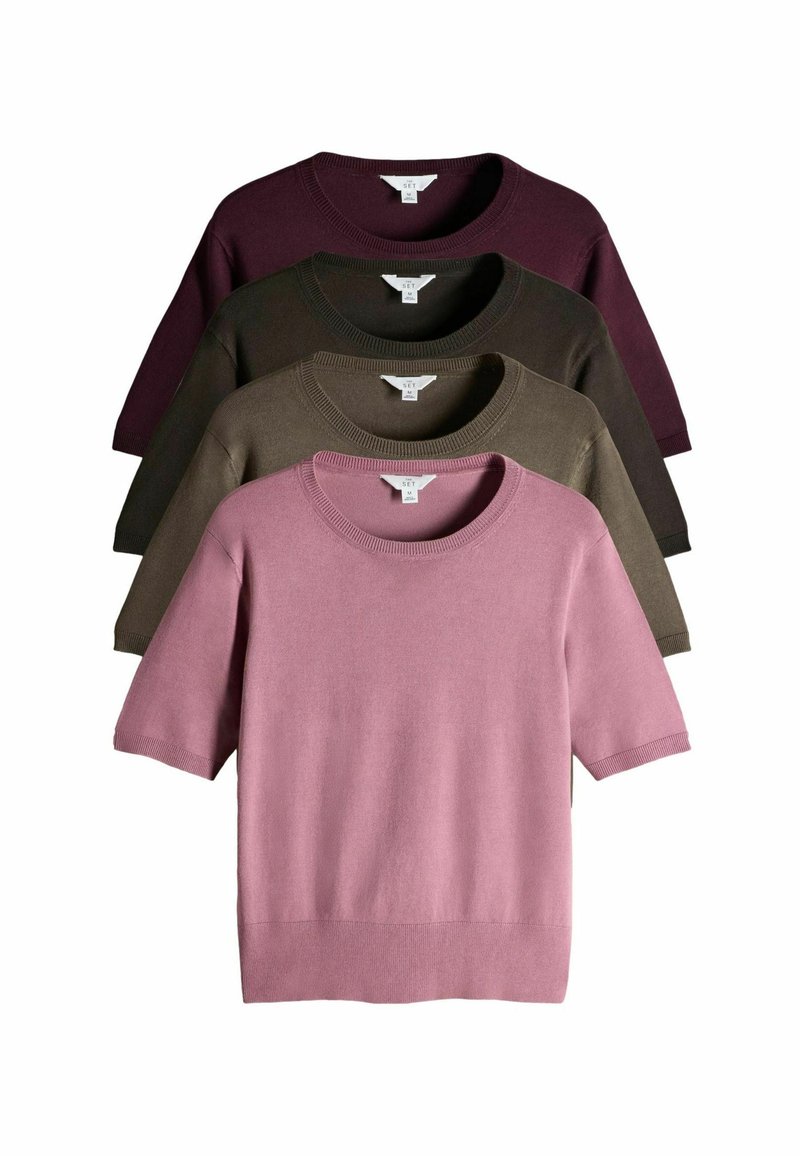 Quattro maglioni in maglia a maniche corte, nei colori rosa, verde oliva, marrone scuro e viola scuro, impilati verticalmente su uno sfondo bianco.